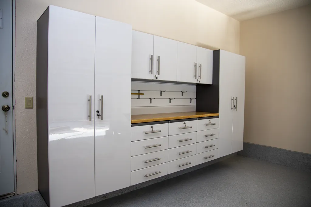 Maximize Functionality and Storage Solutions for Your Thonotosassa Garage Makeover