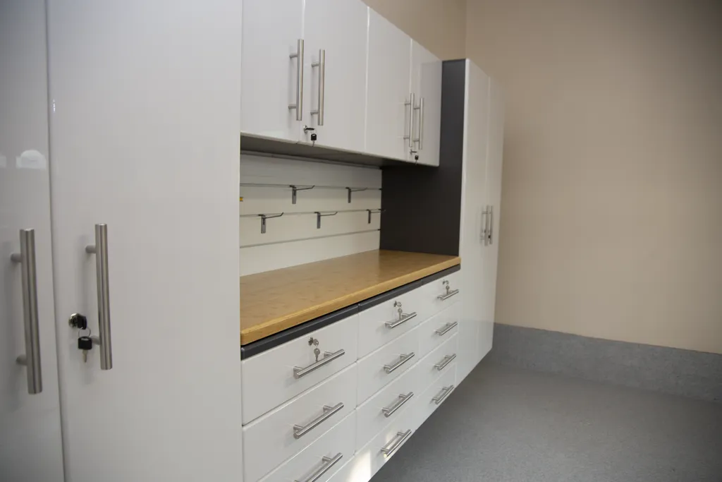 Choosing the ​Right ⁣Flooring ‍and Lighting for Your Garage Makeover
