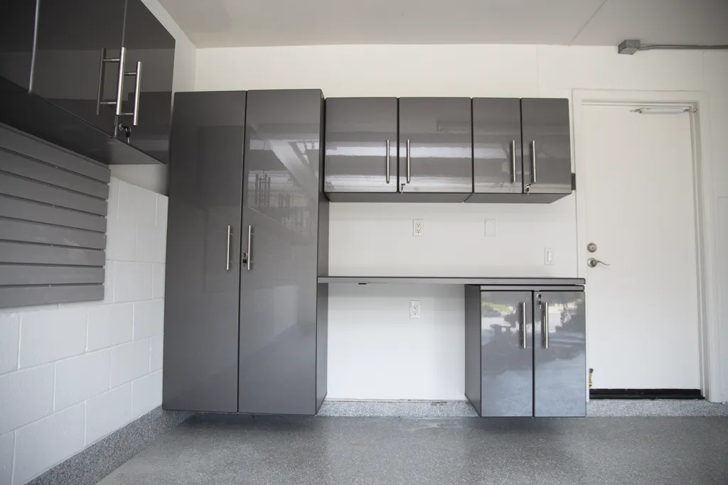 Maximize Vertical Space with Wall⁢ Shelving and Hooks