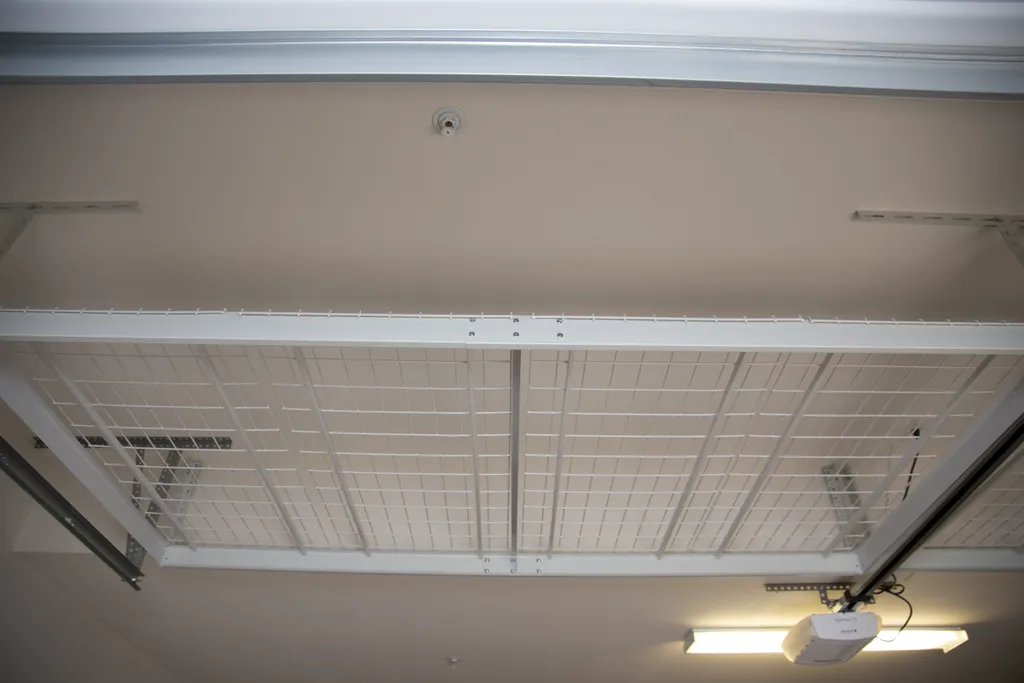 Utilize Vertical Space ⁢with Shelving and ⁢Hooks